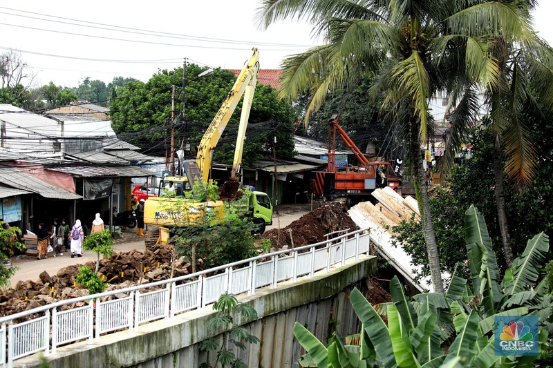 Penutupan jalan sementara dari Jembatan Serong hingga Prapatan UKI Pitara, Depok, Jawa Barat, Jumat (11/7/2025). (CNBC Indonesia/Tri Susilo) Penutupan jalan sementara dari Jembatan Serong hingga Prapatan UKI Pitara, Depok, Jawa Barat, Jumat (11/7/2025). (CNBC Indonesia/Tri Susilo)