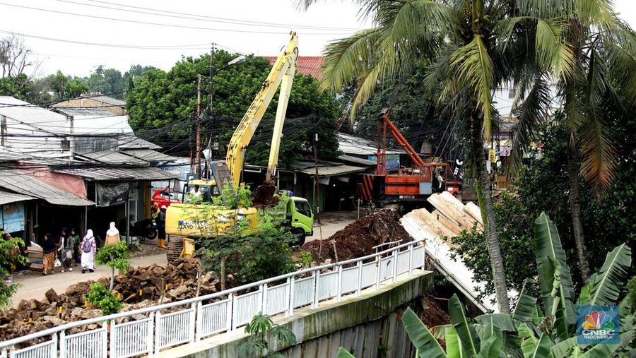 Penutupan jalan sementara dari Jembatan Serong hingga Prapatan UKI Pitara, Depok, Jawa Barat, Jumat (11/7/2025). (CNBC Indonesia/Tri Susilo)