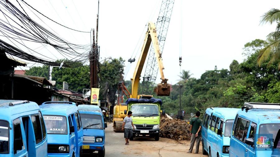 Penutupan jalan sementara dari Jembatan Serong hingga Prapatan UKI Pitara, Depok, Jawa Barat, Jumat (11/7/2025). (CNBC Indonesia/Tri Susilo) Penutupan jalan sementara dari Jembatan Serong hingga Prapatan UKI Pitara, Depok, Jawa Barat, Jumat (11/7/2025). (CNBC Indonesia/Tri Susilo)