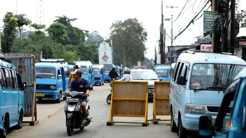 Penutupan jalan sementara dari Jembatan Serong hingga Prapatan UKI Pitara, Depok, Jawa Barat, Jumat (11/7/2025). (CNBC Indonesia/Tri Susilo)