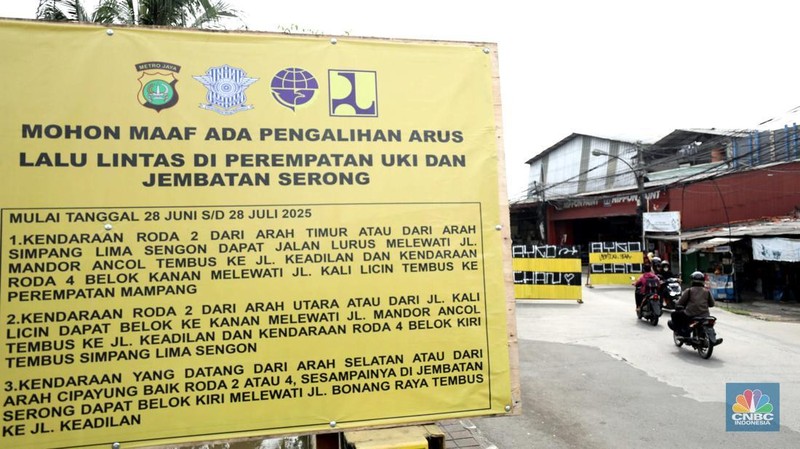 Penutupan jalan sementara dari Jembatan Serong hingga Prapatan UKI Pitara, Depok, Jawa Barat, Jumat (11/7/2025). (CNBC Indonesia/Tri Susilo)