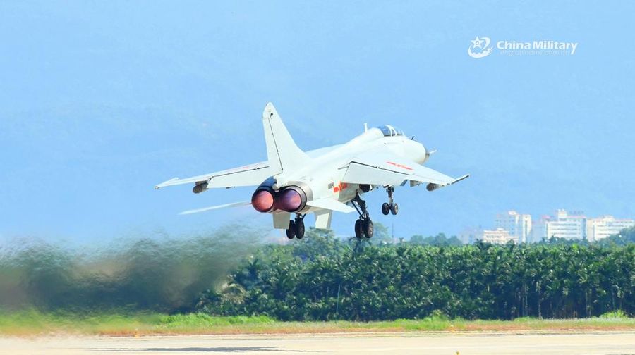 Pesawat tempur-pembom JH-7 China. (Dok. Ministry of National Defense of the People's Republic of China/eng.chinamil.com.cn/Photo by Zhuo Lingpeng)