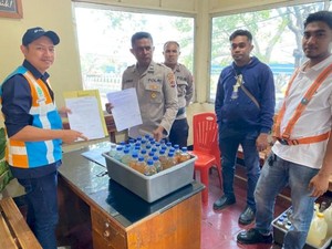 Polisi Sita Ratusan Botol Miras di Pelabuhan Tenau Kupang
