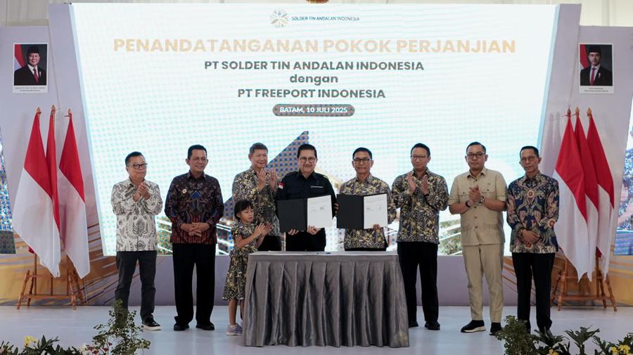 Presiden Direktur PT Freeport Indonesia (PTFI) Tony Wenas dan Direktur PT Solder Tin Andalan Indonesia (Stania), Arsari Group, An Sudarno menandatangani Heads of Agreement (HoA) jual beli timbal dan perak yang dihasilkan dari fasilitas Precious Metal Refinery (PMR) PTFI, di Batam, Kamis (10/07/2025). (Dok. PT Freeport Indonesia)