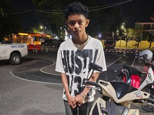 Remaja Freestyle Motor di Depan Polsek-Ejek Polisi di Pinrang Diamankan