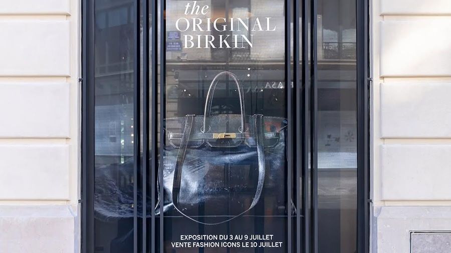 Sebuah tas Birkin asli yang dirancang khusus oleh Hermès untuk Jane Birkin pada 1980-an kini dipamerkan di Sotheby’s Paris, menjelang lelang yang akan digelar pada 10 Juli. (Dok. sothebys)