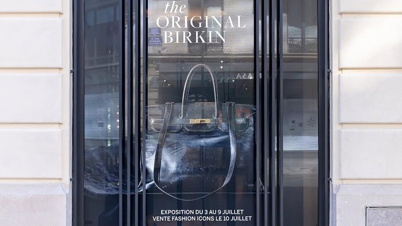 Sebuah tas Birkin asli yang dirancang khusus oleh Hermès untuk Jane Birkin pada 1980-an kini dipamerkan di Sotheby’s Paris, menjelang lelang yang akan digelar pada 10 Juli. (Dok. sothebys)