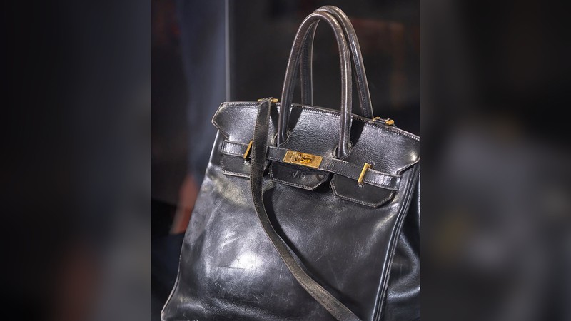 Sebuah tas Birkin asli yang dirancang khusus oleh Hermès untuk Jane Birkin pada 1980-an kini dipamerkan di Sotheby’s Paris, menjelang lelang yang akan digelar pada 10 Juli. Sebuah tas Birkin asli yang dirancang khusus oleh Hermès untuk Jane Birkin pada 1980-an kini dipamerkan di Sotheby’s Paris, menjelang lelang yang akan digelar pada 10 Juli. (Dok. sothebys)
