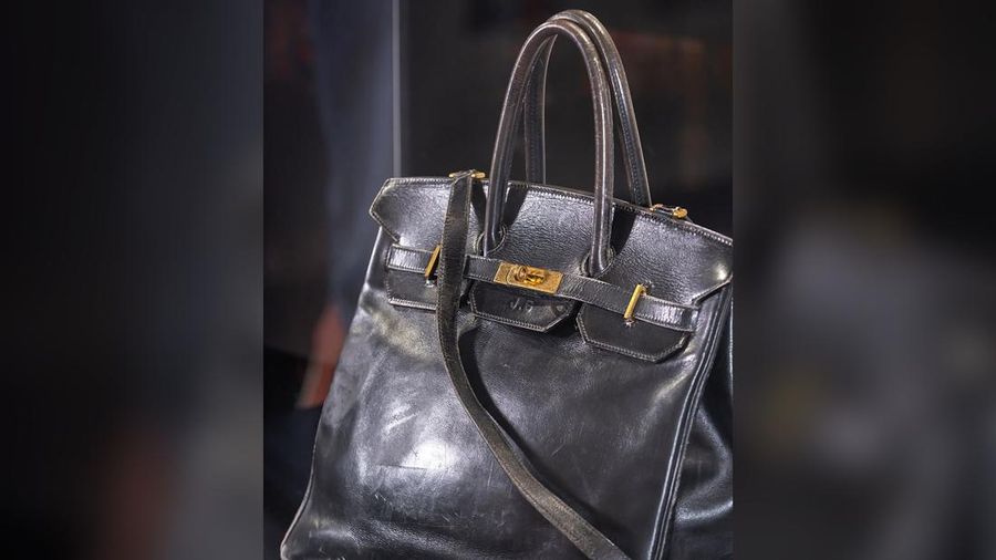 Sebuah tas Birkin asli yang dirancang khusus oleh Hermès untuk Jane Birkin pada 1980-an kini dipamerkan di Sotheby’s Paris, menjelang lelang yang akan digelar pada 10 Juli. (Dok. sothebys)