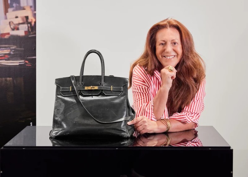 Sebuah tas Birkin asli yang dirancang khusus oleh Hermès untuk Jane Birkin pada 1980-an kini dipamerkan di Sotheby’s Paris, menjelang lelang yang akan digelar pada 10 Juli. (Dok. sothebys)