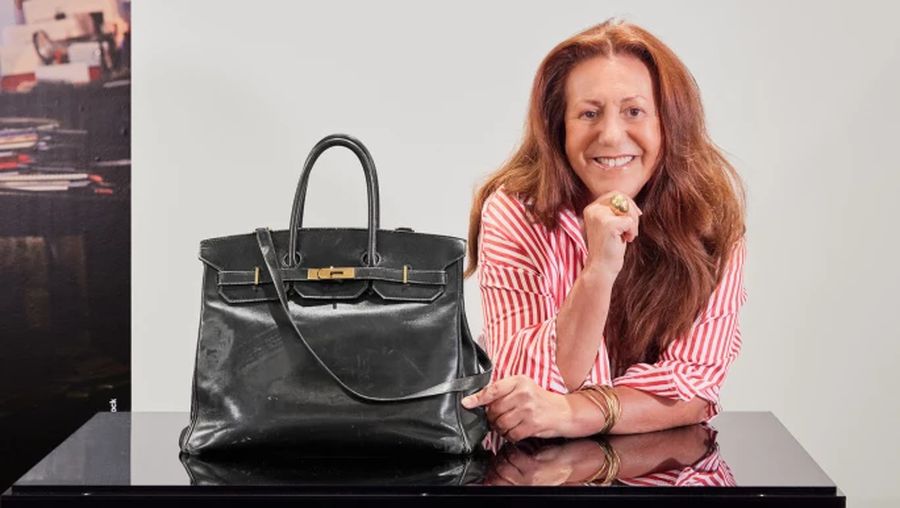 Sebuah tas Birkin asli yang dirancang khusus oleh Hermès untuk Jane Birkin pada 1980-an kini dipamerkan di Sotheby’s Paris, menjelang lelang yang akan digelar pada 10 Juli. (Dok. sothebys)