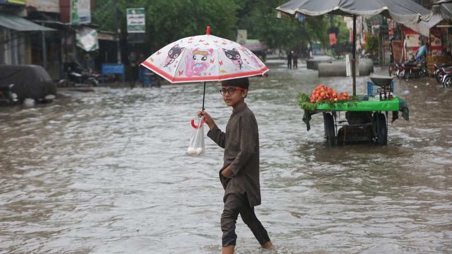 Seseorang mengendarai sepeda motor melewati jalan yang banjir setelah hujan deras di Lahore, Pakistan, 9 Juli 2025. Seseorang mengendarai sepeda motor melewati jalan yang banjir setelah hujan deras di Lahore, Pakistan, 9 Juli 2025. (REUTERS/Mohsin Raza)