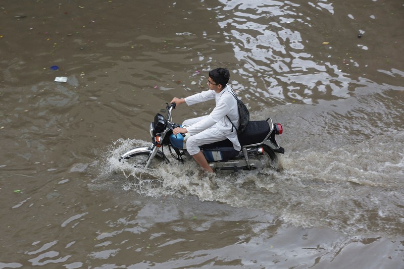 Seseorang mengendarai sepeda motor melewati jalan yang banjir setelah hujan deras di Lahore, Pakistan, 9 Juli 2025. Seseorang mengendarai sepeda motor melewati jalan yang banjir setelah hujan deras di Lahore, Pakistan, 9 Juli 2025. (REUTERS/Mohsin Raza)
