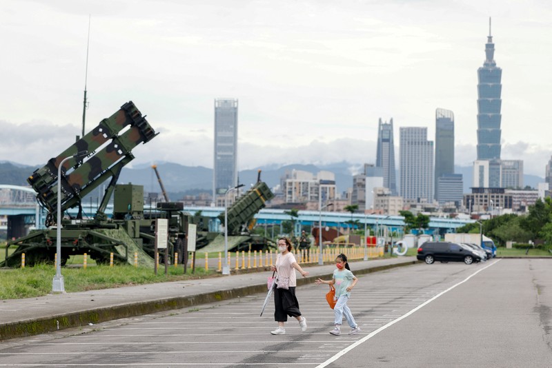Sistem pertahanan udara Patriot Taiwan dikerahkan di sebuah taman selama latihan tahunan Han Kuang di Taipei, Taiwan, Jumat (11/7/2025). (REUTERS/Ann Wang)
