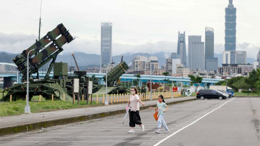 Sistem pertahanan udara Patriot Taiwan dikerahkan di sebuah taman selama latihan tahunan Han Kuang di Taipei, Taiwan, Jumat (11/7/2025). (REUTERS/Ann Wang)