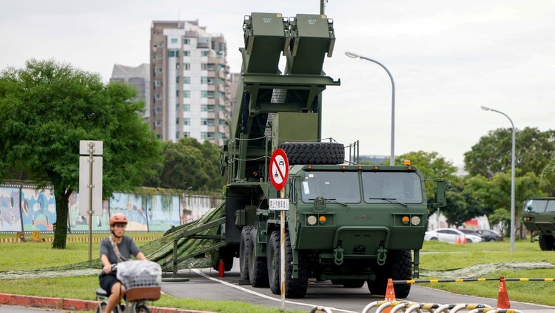 Sistem pertahanan udara Patriot Taiwan dikerahkan di sebuah taman selama latihan tahunan Han Kuang di Taipei, Taiwan, Jumat (11/7/2025). (REUTERS/Ann Wang)
