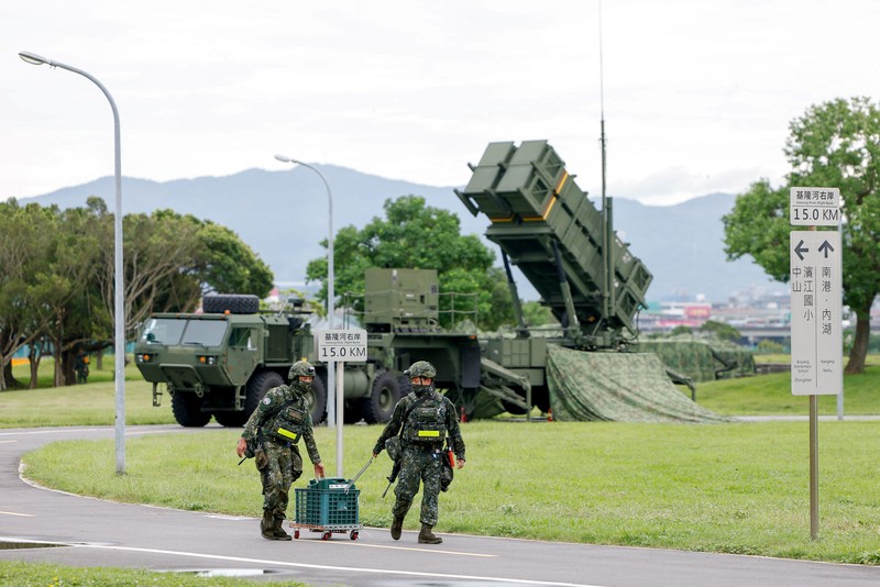 Sistem pertahanan udara Patriot Taiwan dikerahkan di sebuah taman selama latihan tahunan Han Kuang di Taipei, Taiwan, Jumat (11/7/2025). (REUTERS/Ann Wang)