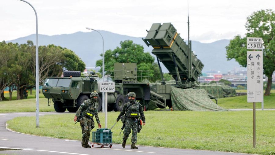 Sistem pertahanan udara Patriot Taiwan dikerahkan di sebuah taman selama latihan tahunan Han Kuang di Taipei, Taiwan, Jumat (11/7/2025). (REUTERS/Ann Wang)