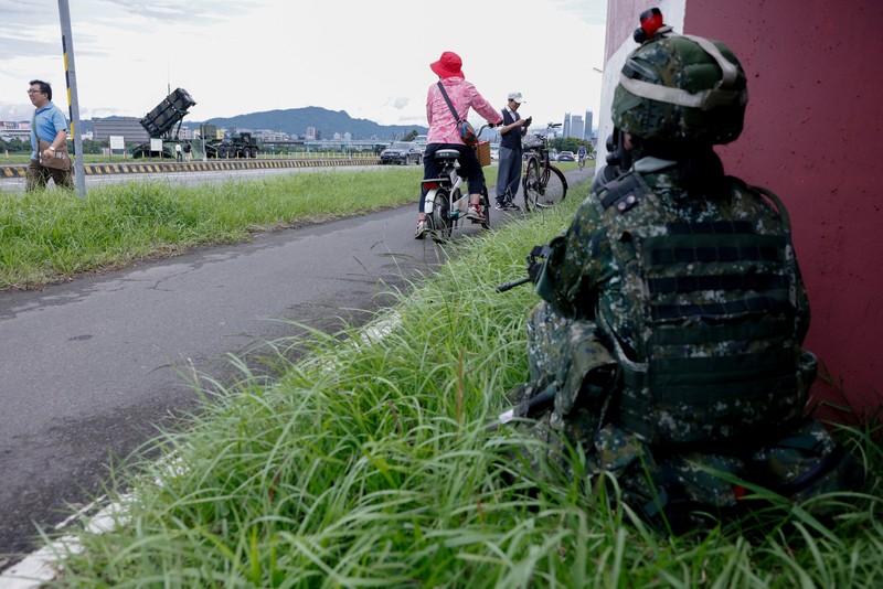 Sistem pertahanan udara Patriot Taiwan dikerahkan di sebuah taman selama latihan tahunan Han Kuang di Taipei, Taiwan, Jumat (11/7/2025). (REUTERS/Ann Wang)
