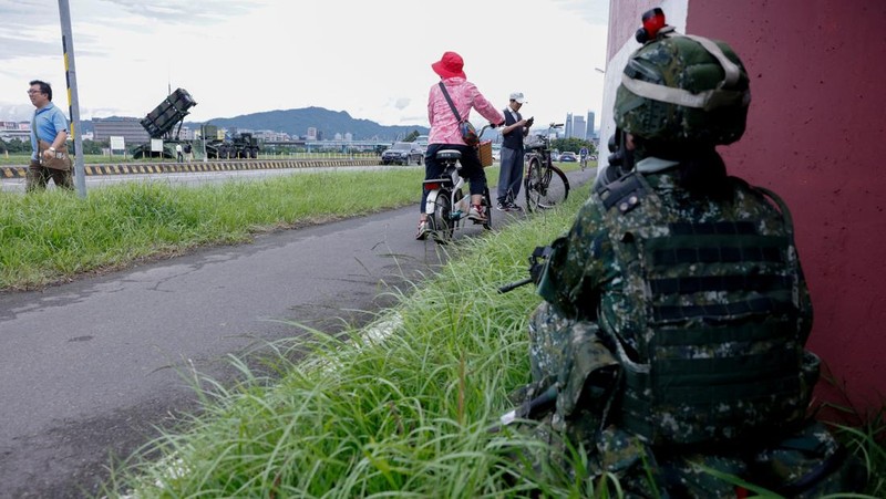 Sistem pertahanan udara Patriot Taiwan dikerahkan di sebuah taman selama latihan tahunan Han Kuang di Taipei, Taiwan, Jumat (11/7/2025). (REUTERS/Ann Wang)