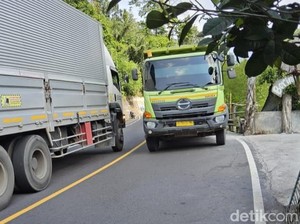 Imbas Jalan Amblas, Truk Besar Padati Jalur Amlapura-Singaraja