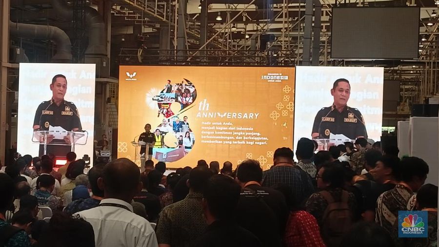 Wakil Bupati Kabupaten Bekasi Asep Surya Atmaja dalam 8th Anniversary Wuling di pabrik Cikarang, Kabupaten Bekasi Jumat (11/7/2025). (CNBC Indonesia/Ferry Sandi)