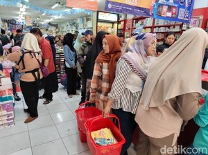 Cerita Ilah Antre demi Belanja Alat Tulis Sekolah Cucunya di Sukabumi