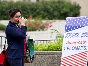 Para Pegawai Kemlu AS Menangis Gara-gara Dipecat Trump