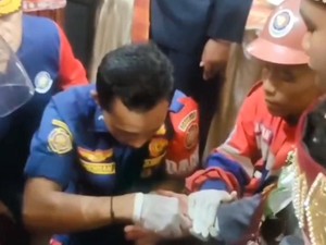 Video: Damkar Evakuasi Cincin Kawin di Resepsi Pernikahan Warga di Jambi