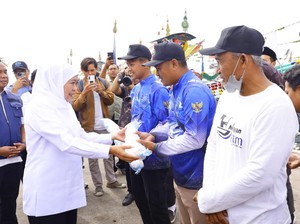 Sapa Nelayan di Muncar Banyuwangi, Khofifah Beri Bantuan Ratusan Juta