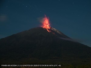 Gunung Ile Lewotolok Meletus 48 Kali Pagi Ini, Lontarkan Lava Pijar
