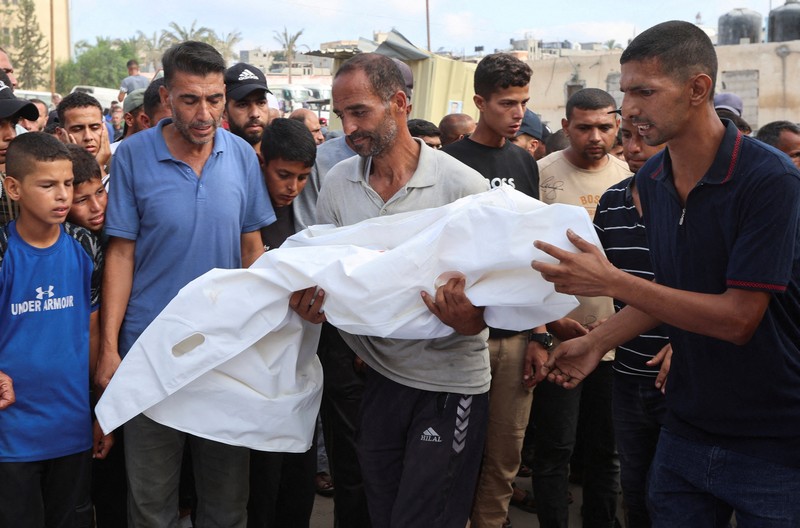 ISRAEL-PALESTINIANS/GAZA Palestinian children inspect the damage at the site of an overnight Israeli airstrike that hit a tent sheltering displaced people, in Khan Younis, southern Gaza Strip, July 12, 2025. REUTERS/Ramadan Abed