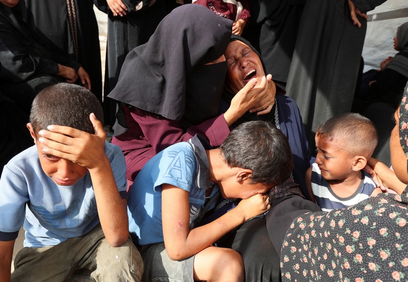 ISRAEL-PALESTINIANS/GAZA Palestinian children inspect the damage at the site of an overnight Israeli airstrike that hit a tent sheltering displaced people, in Khan Younis, southern Gaza Strip, July 12, 2025. REUTERS/Ramadan Abed