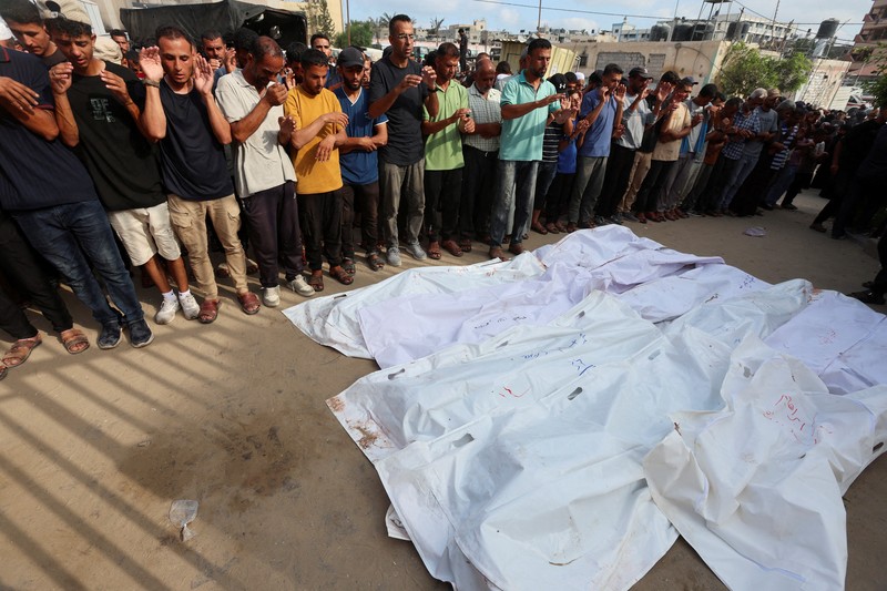 ISRAEL-PALESTINIANS/GAZA Palestinian children inspect the damage at the site of an overnight Israeli airstrike that hit a tent sheltering displaced people, in Khan Younis, southern Gaza Strip, July 12, 2025. REUTERS/Ramadan Abed
