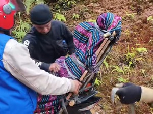 Jenazah Penyuluh KB Dibonceng Motor karena Jalur Ekstrem-Ambulans Rusak