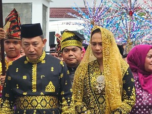 Pakai Baju Adat Melayu, Kapolri Tiba di LAM Riau untuk Prosesi Anugerah Adat