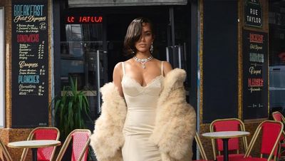 7 Gaya Kim Kardashian di Runway Balenciaga, Fantastis Pakai Berlian 250 Karat