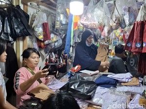 Jelang Tahun Ajaran Baru, Warga Serbu Pasar Senen Cari Seragam Sekolah Murah