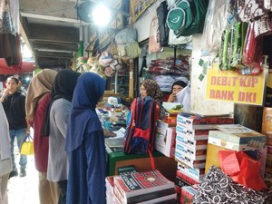 Omzet Penjual Seragam di Pasar Minggu Naik 50 Persen Jelang Masuk Sekolah