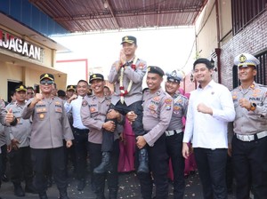 Momen Haru Saat Perpisahan Kapolres Mojokerto Kota
