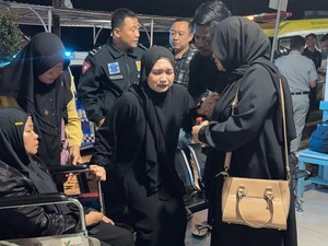 Isak Tangis Iringi Jenazah WN Malaysia Korban KMP Tunu Pratama Jaya