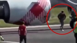 Video: Detik-detik Pria Tewas Tersedot Mesin Pesawat di Italia