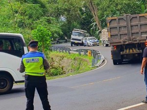 Truk Tronton Terperosok di Jalur Amlapura-Singaraja, Arus Lalin Buka Tutup