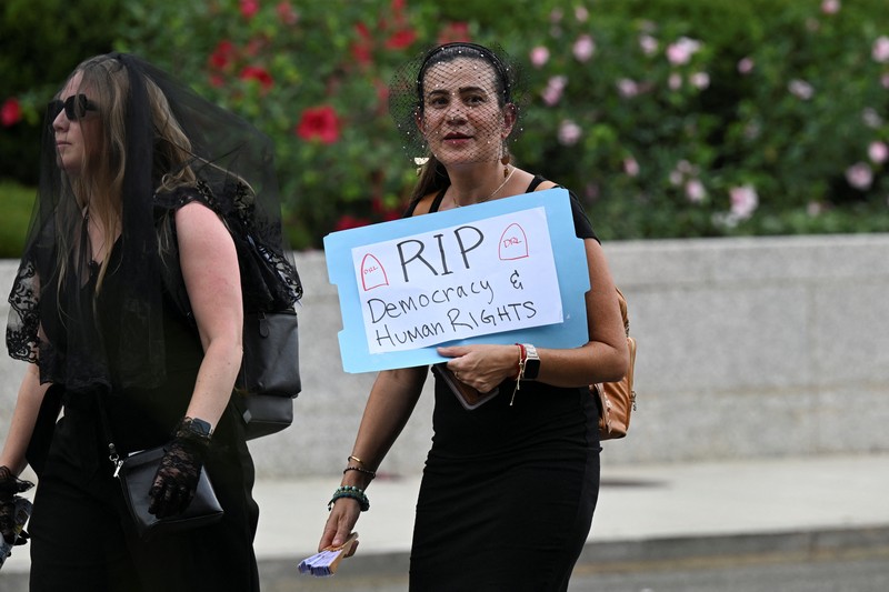USA-TRUMP/STATEDEPT Seorang pria memeluk seorang wanita yang menangis saat acara pelepasan para pekerja Departemen Luar Negeri AS di Washington, D.C., AS, 11 Juli 2025. REUTERS/Annabelle Gordon
