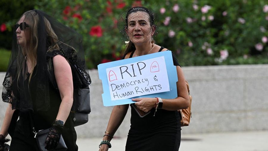 Seorang pria memeluk seorang wanita yang menangis saat acara pelepasan para pekerja Departemen Luar Negeri AS di Washington, D.C., AS, 11 Juli 2025. REUTERS/Annabelle Gordon