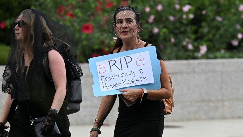 Seorang pria memeluk seorang wanita yang menangis saat acara pelepasan para pekerja Departemen Luar Negeri AS di Washington, D.C., AS, 11 Juli 2025. REUTERS/Annabelle Gordon