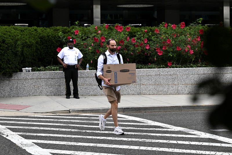 USA-TRUMP/STATEDEPT Seorang pria memeluk seorang wanita yang menangis saat acara pelepasan para pekerja Departemen Luar Negeri AS di Washington, D.C., AS, 11 Juli 2025. REUTERS/Annabelle Gordon