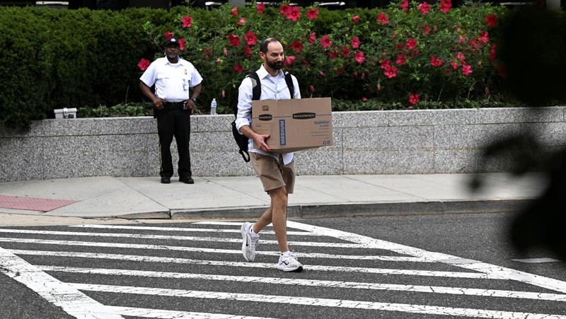 Seorang pria memeluk seorang wanita yang menangis saat acara pelepasan para pekerja Departemen Luar Negeri AS di Washington, D.C., AS, 11 Juli 2025. REUTERS/Annabelle Gordon