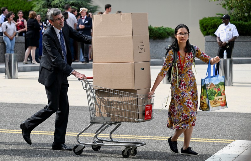USA-TRUMP/STATEDEPT Seorang pria memeluk seorang wanita yang menangis saat acara pelepasan para pekerja Departemen Luar Negeri AS di Washington, D.C., AS, 11 Juli 2025. REUTERS/Annabelle Gordon