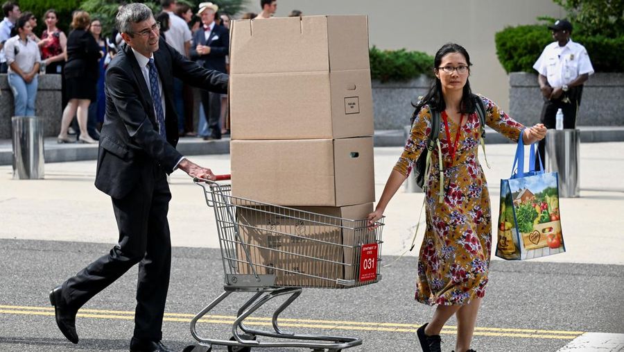 Seorang pria memeluk seorang wanita yang menangis saat acara pelepasan para pekerja Departemen Luar Negeri AS di Washington, D.C., AS, 11 Juli 2025. REUTERS/Annabelle Gordon